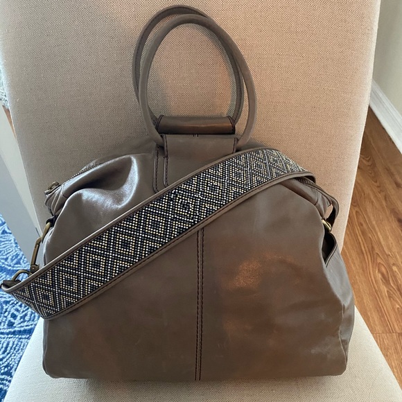 hobo sheila bolsa with guitar strap